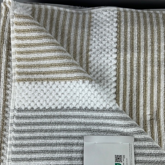 Caro Home Bath Towel Set White Gray Tan Stripe Plush Bath Hand Wash 8 Pc NEW - Picture 8 of 8